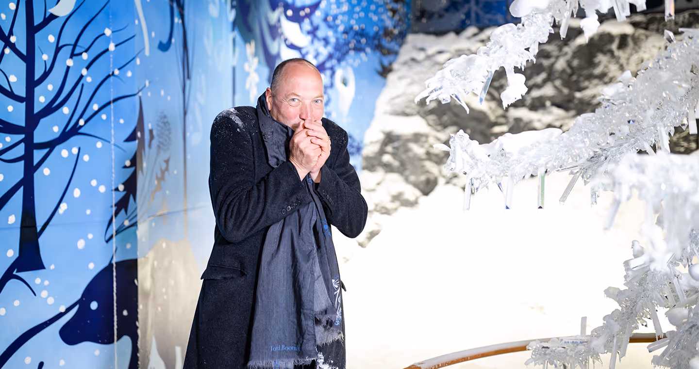 Tord Boontje, niederländischer Designer, 2020 im Porträt, freundlich und entspannt in die Kamera blickend in seiner Eiskammer in den Swarovski Kristallwelten.