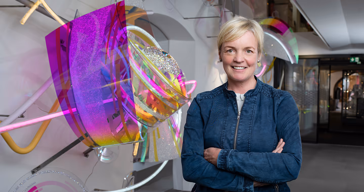 Susanne Rottenbacher, deutsche Künstlerin, 2019 im Porträt vor ihrer farbigen Lichtinstallation im Swarovski Kristallwelten Store Innsbruck.