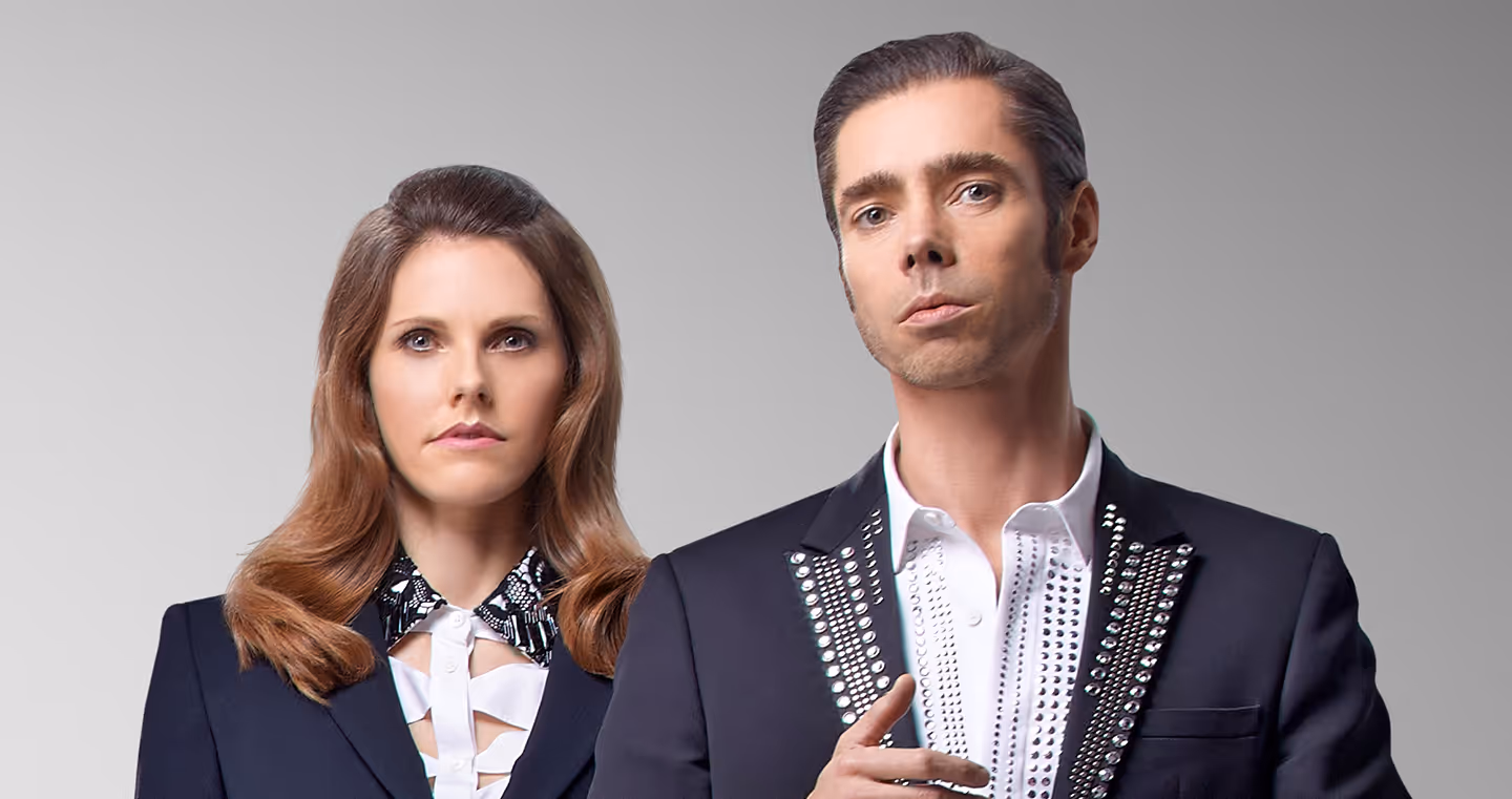 Studio Job, niederländisches Designerduo, 2011 im Porträt, beide in dunkler Kleidung vor hellem Hintergrund.