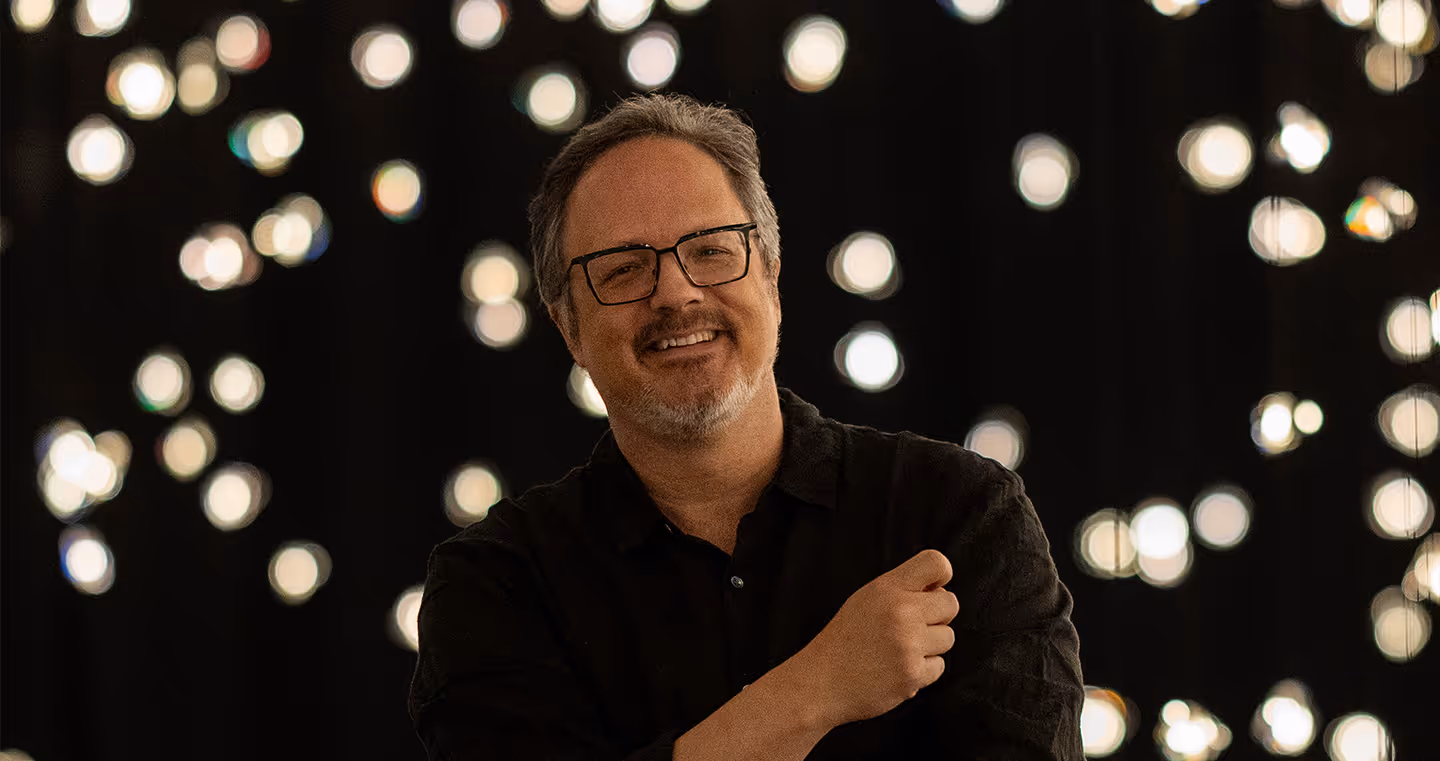 Rafael Lozano-Hemmer, mexikanisch-kanadischer Künstler, 2024 im Porträt mit schwarzer Kleidung und aufmerksamem Blick in seiner Installation Pulse Voronoi.