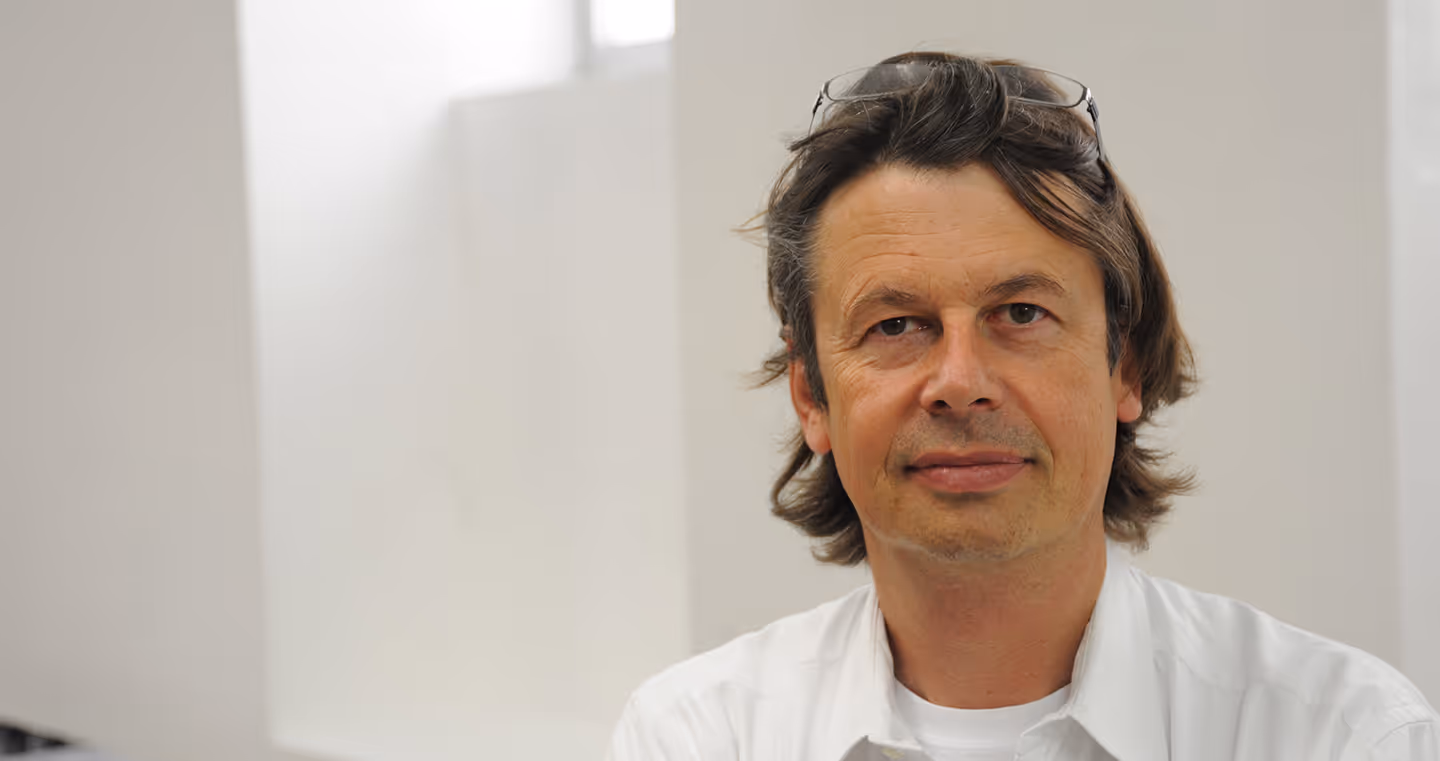 Peter Kogler, österreichischer Künstler, 2010 im Porträt mit kurz geschnittenem Haar und ernster Miene.