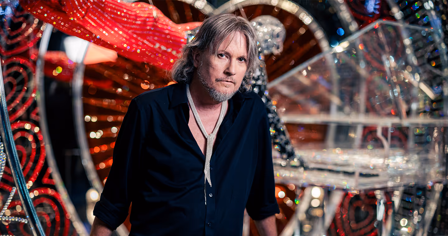 Michael Schmidt, amerikanischer Designer, 2023 im schwarzen Hemd, stehend vor seiner Bühneninstallation in den Swarovski Kristallwelten.