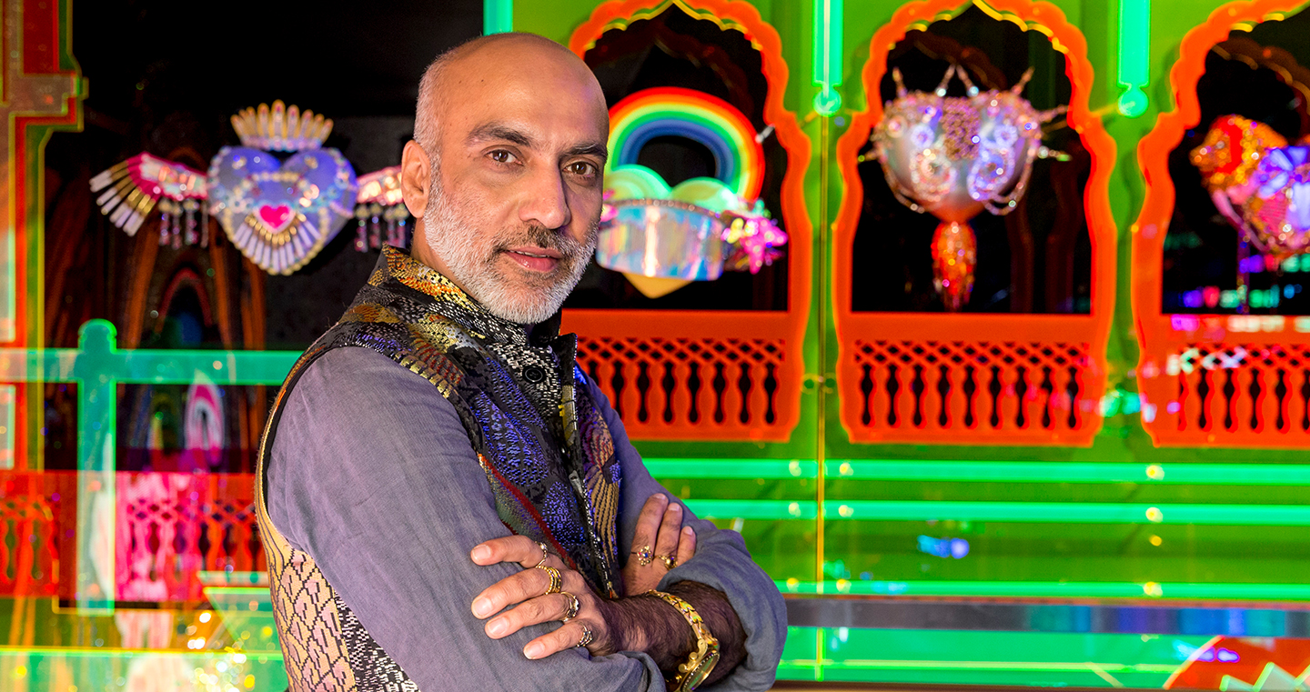 Manish Arora, indischer Designer, 2017 im bunten Outfit mit Schmuck, vor seiner farbenfrohen Installation in den Swarovski Kristallwelten.