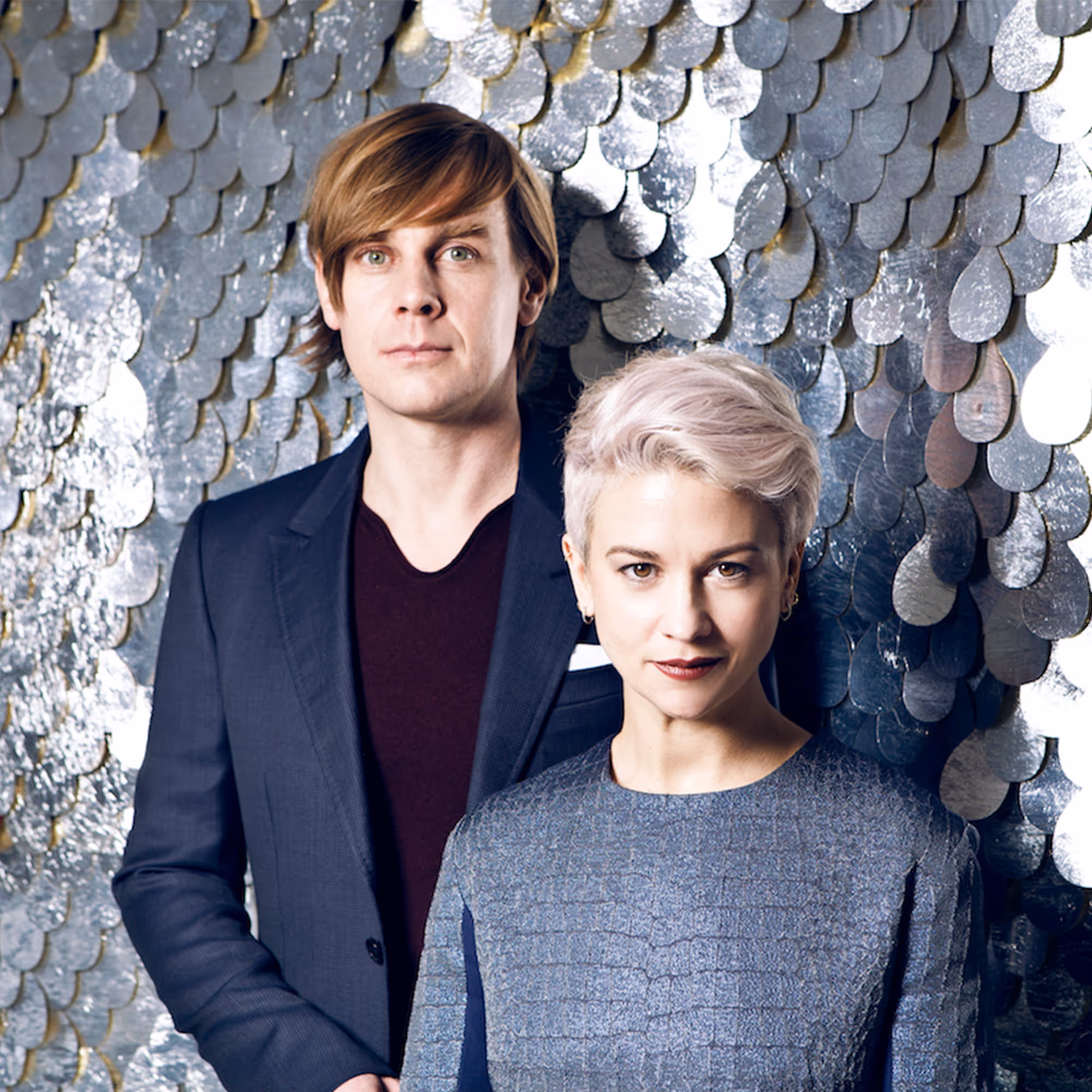 Loop.pH, britisches Künstlerduo, im Porträt, beide in dunkler Kleidung vor einer Installation im Kristallwelten Store Wien.