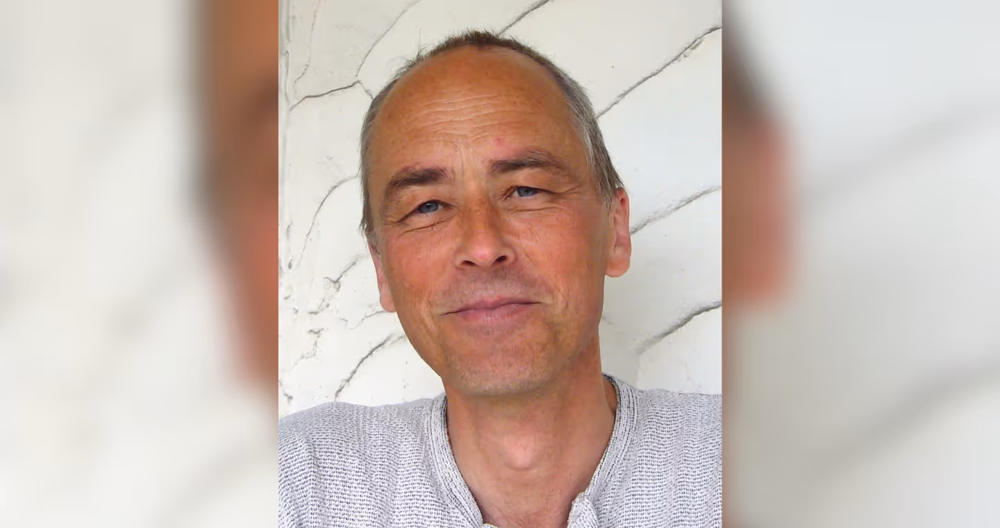 Gernot Candolini, österreichischer Künstler, 2009 im hellen Pullover, freundlich in die Kamera blickend.