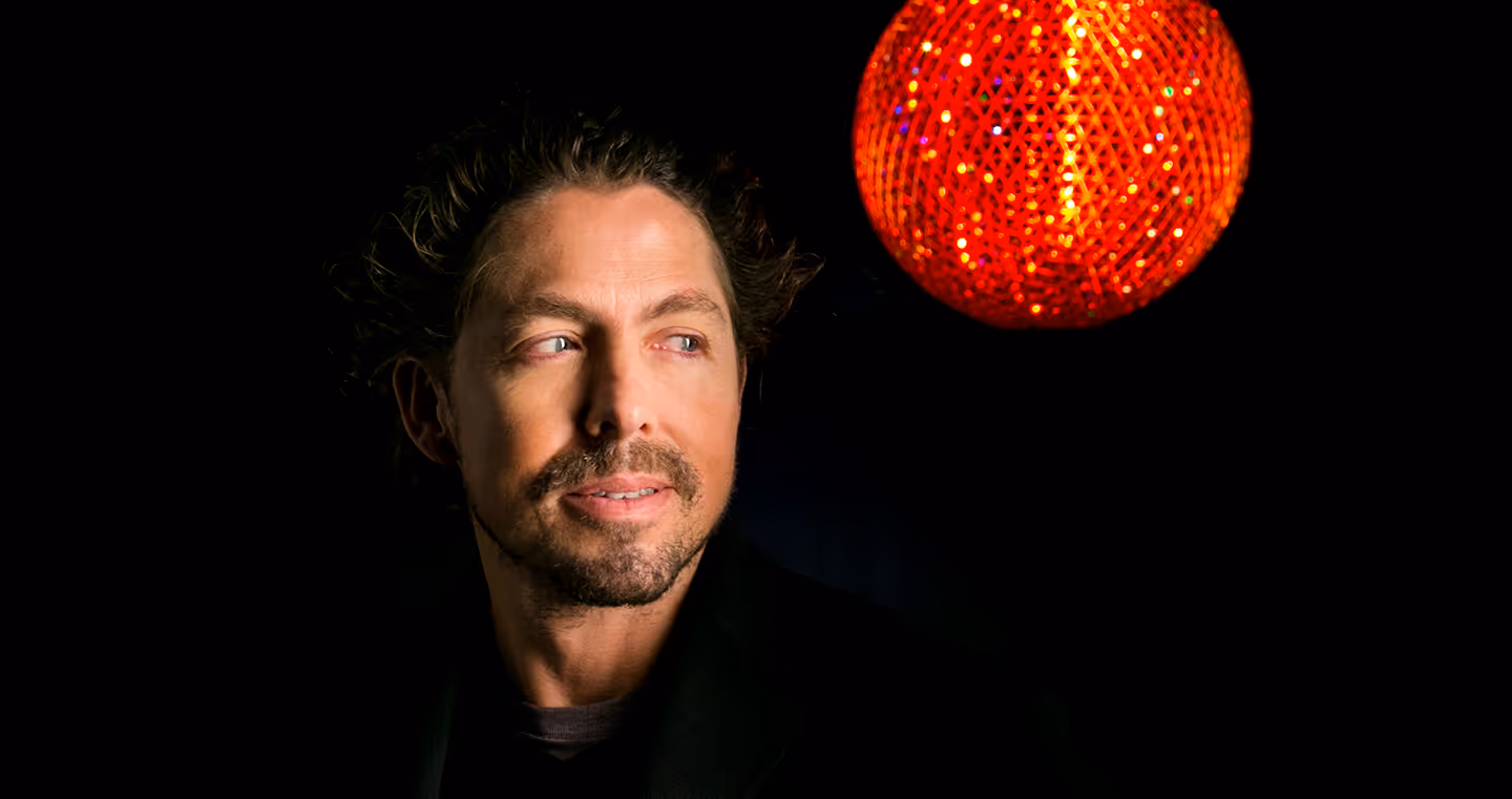 Fernando Romero, mexikanischer Architekt und Designer, 2017 im dunklen Jackett, mit nachdenklichem Gesichtsausdruck.