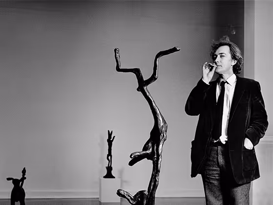 Barry Flanagan, britischer Künstler, im Schwarz-Weiß-Porträt mit Brille, Anzug und nachdenklichem Gesichtsausdruck.