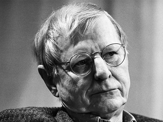 Hans Magnus Enzensberger, deutscher Schriftsteller, im Schwarz-Weiß-Porträt mit Brille, leicht ernster Ausdruck.