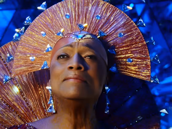 Jessye Norman, US-amerikanische Opernsängerin, im Porträt mit rotem Kostüm und funkelndem Kopfschmuck im Kristalldom.