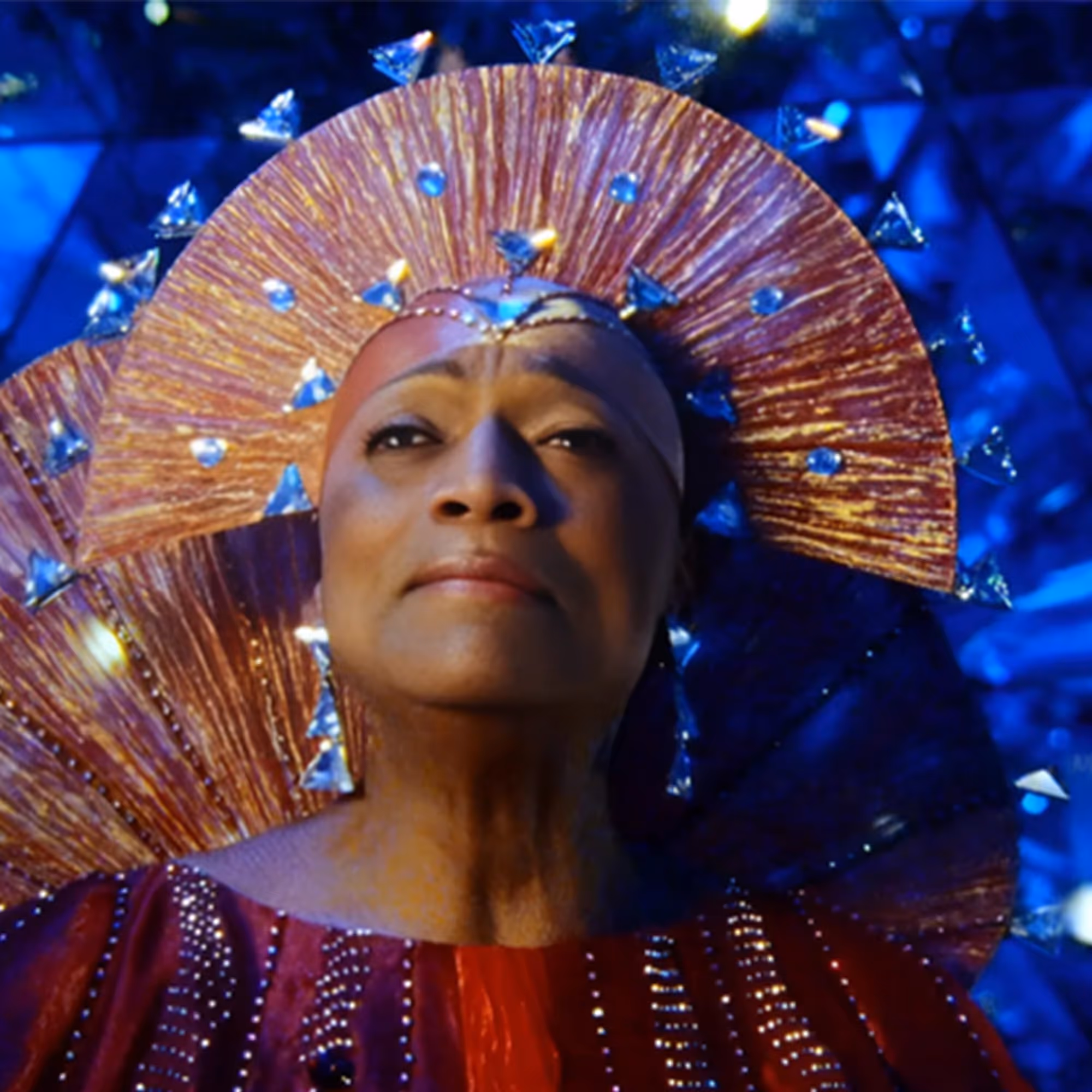 Jessye Norman, US-amerikanische Opernsängerin, im Porträt mit rotem Kostüm und funkelndem Kopfschmuck im Kristalldom.