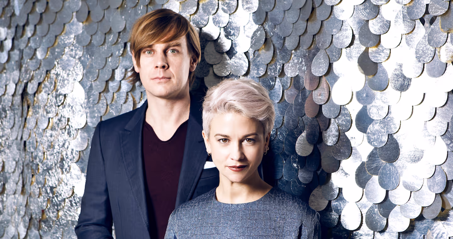 Loop.pH, britisches Künstlerduo, im Porträt, beide in dunkler Kleidung vor einer Installation im Kristallwelten Store Wien.