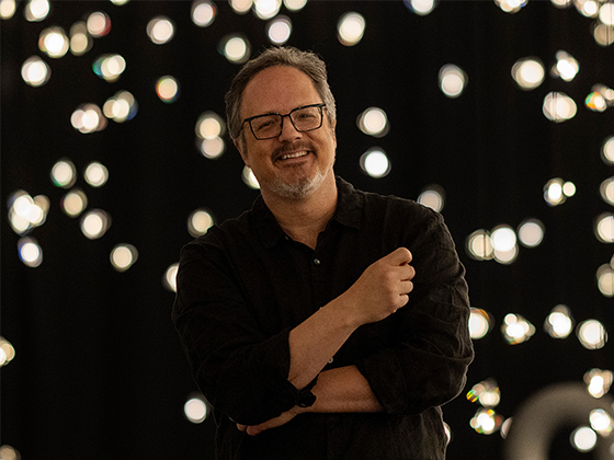 Rafael Lozano-Hemmer, mexikanisch-kanadischer Künstler, 2024 im Porträt mit schwarzer Kleidung und aufmerksamem Blick in seiner Installation Pulse Voronoi.