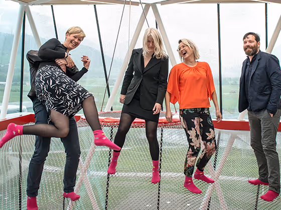 Snøhetta, norwegisches Architekturbüro, 2015 im Gruppenporträt mit mehreren Mitgliedern im Spielturm im Park der Swarovski Kristallwelten.