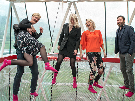 Snøhetta, norwegisches Architekturbüro, 2015 im Gruppenporträt mit mehreren Mitgliedern im Spielturm im Park der Swarovski Kristallwelten.