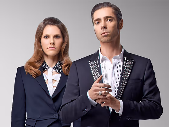 Studio Job, niederländisches Designerduo, 2011 im Porträt, beide in dunkler Kleidung vor hellem Hintergrund.