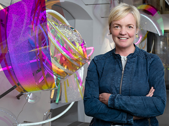 Susanne Rottenbacher, deutsche Künstlerin, 2019 im Porträt vor ihrer farbigen Lichtinstallation im Swarovski Kristallwelten Store Innsbruck.
