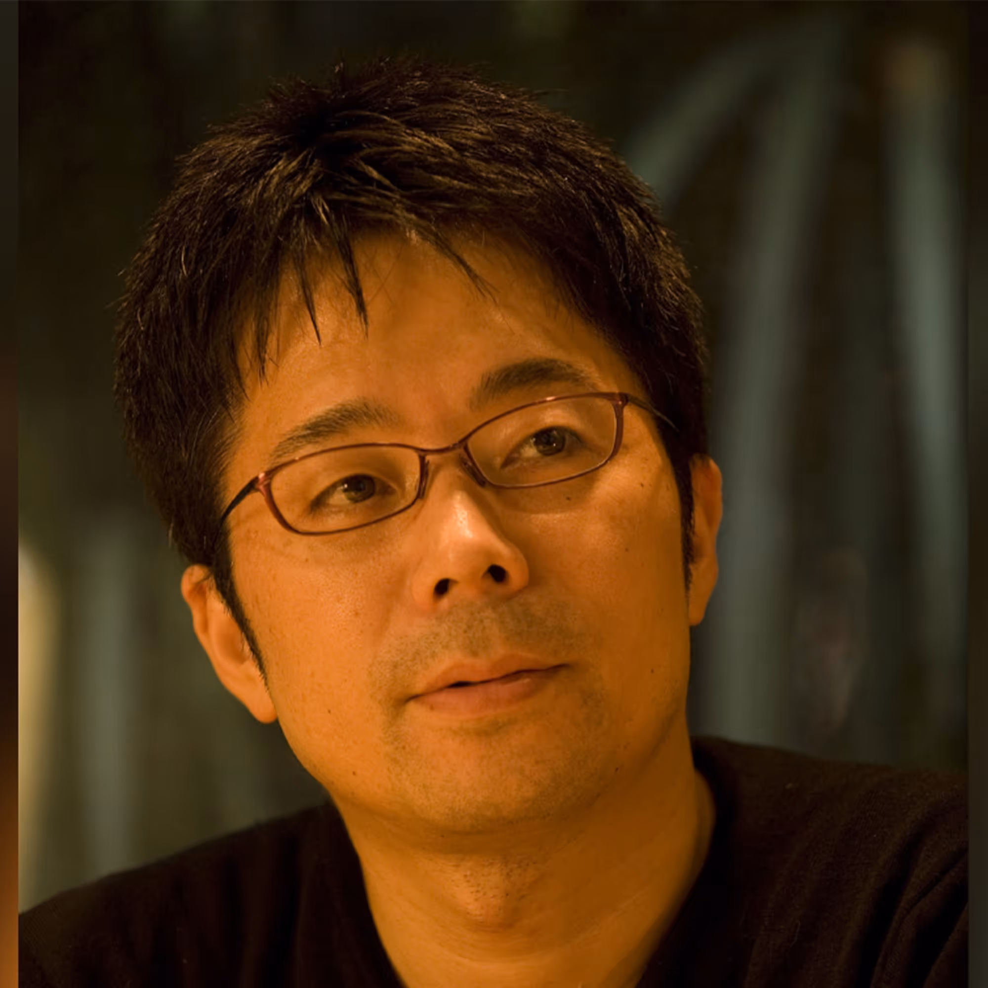 Tokujin Yoshioka, japanischer Designer, kurzer Haarschnitt und Brille.