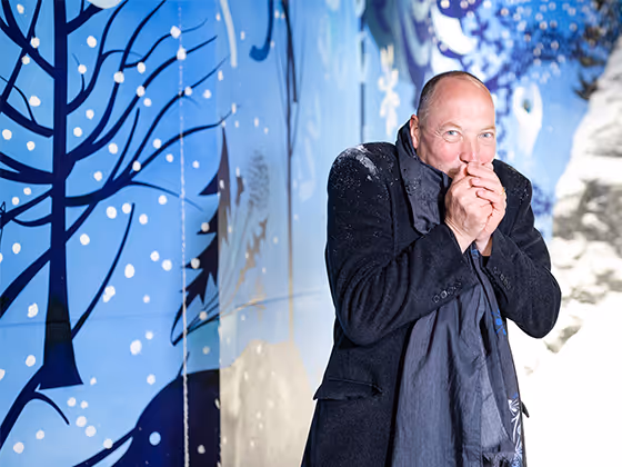 Tord Boontje, niederländischer Designer, 2020 im Porträt, freundlich und entspannt in die Kamera blickend in seiner Eiskammer in den Swarovski Kristallwelten.