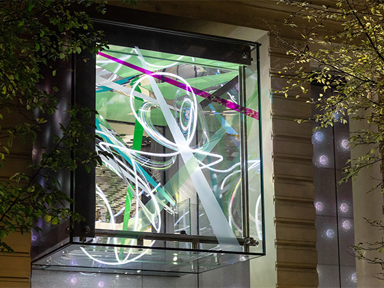 Installation 'In Love with Tomorrow': Leuchtende, organische Struktur mit bunten Farbflächen und futuristischer Wirkung.