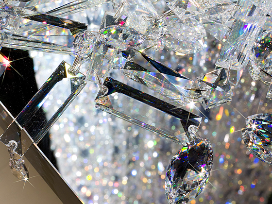 Installation 'Iconic Items': Sammlung bekannter Objekte aus Kristall, kunstvoll inszeniert in einer Vitrine.