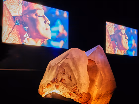 Installation 'La Primadonna Assoluta': Ein großer natürlicher Kristall vor einem Screen aufdem eine Aufnahme von Jessie Norman gezeigt wird.