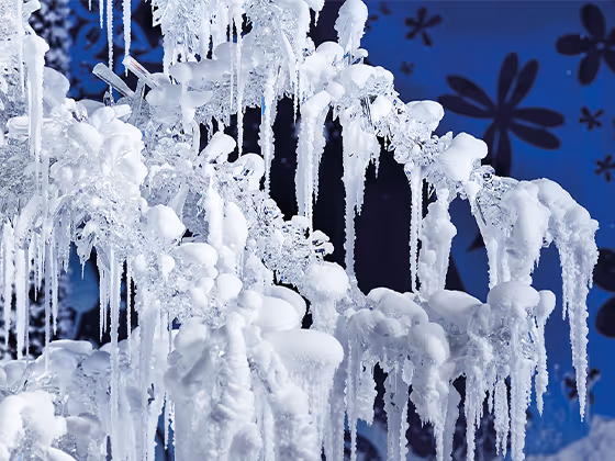 Installation 'Silent Light': Winterlandschaft mit Kristallbaum, vereisten Ästen und glitzernden Eiszapfen.