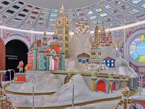 Installation 'Wunderkammer' von Studio Job: Fantastischer Raum mit überladenen Objekten, bunten Details und viel Kristall.