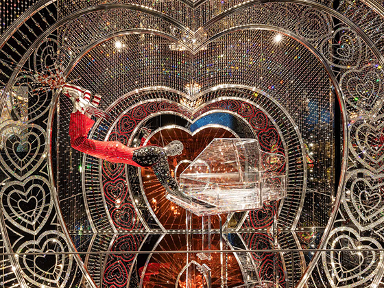 Installation 'The Art of Performance': Bühne mit glitzernden Kostümen und Kristallelementen, die Glamour ausstrahlen.