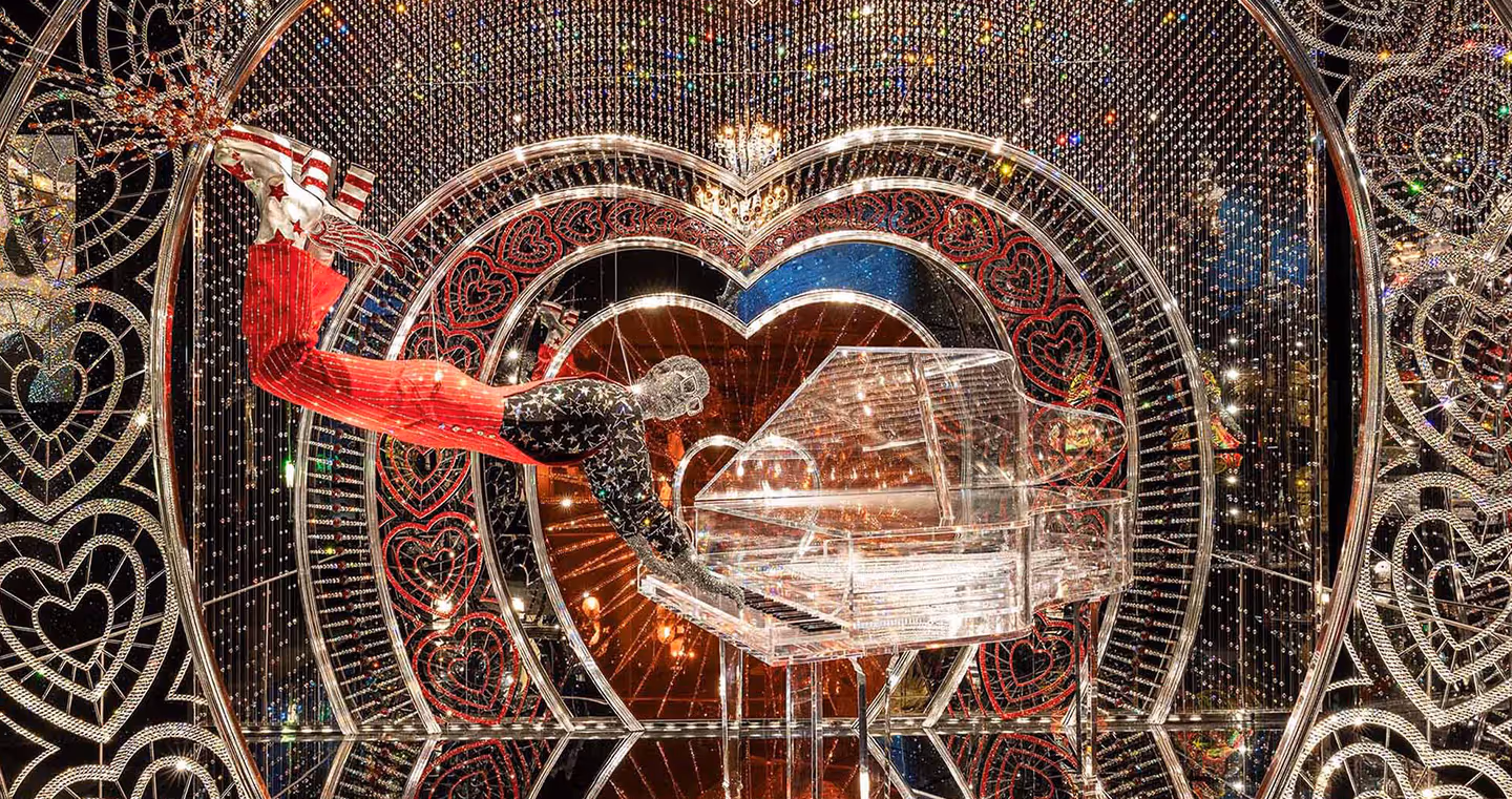 Installation 'The Art of Performance': Bühne mit glitzernden Kostümen und Kristallelementen, die Glamour ausstrahlen.