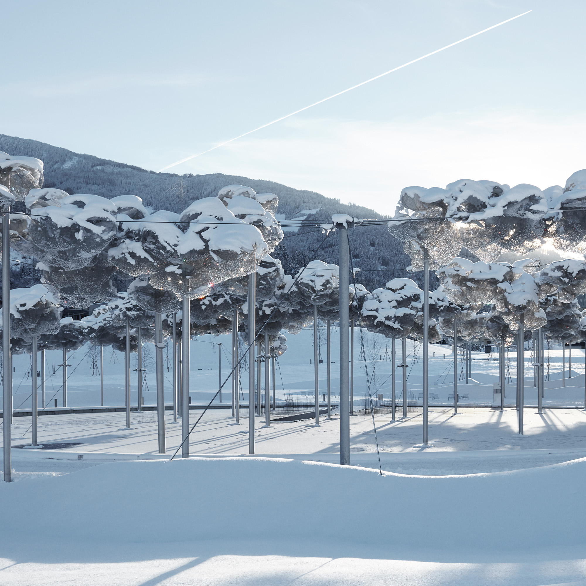 Die Kristallwolke im Park der Swarovski Kristallwelten, bedeckt von Schnee und Eis.