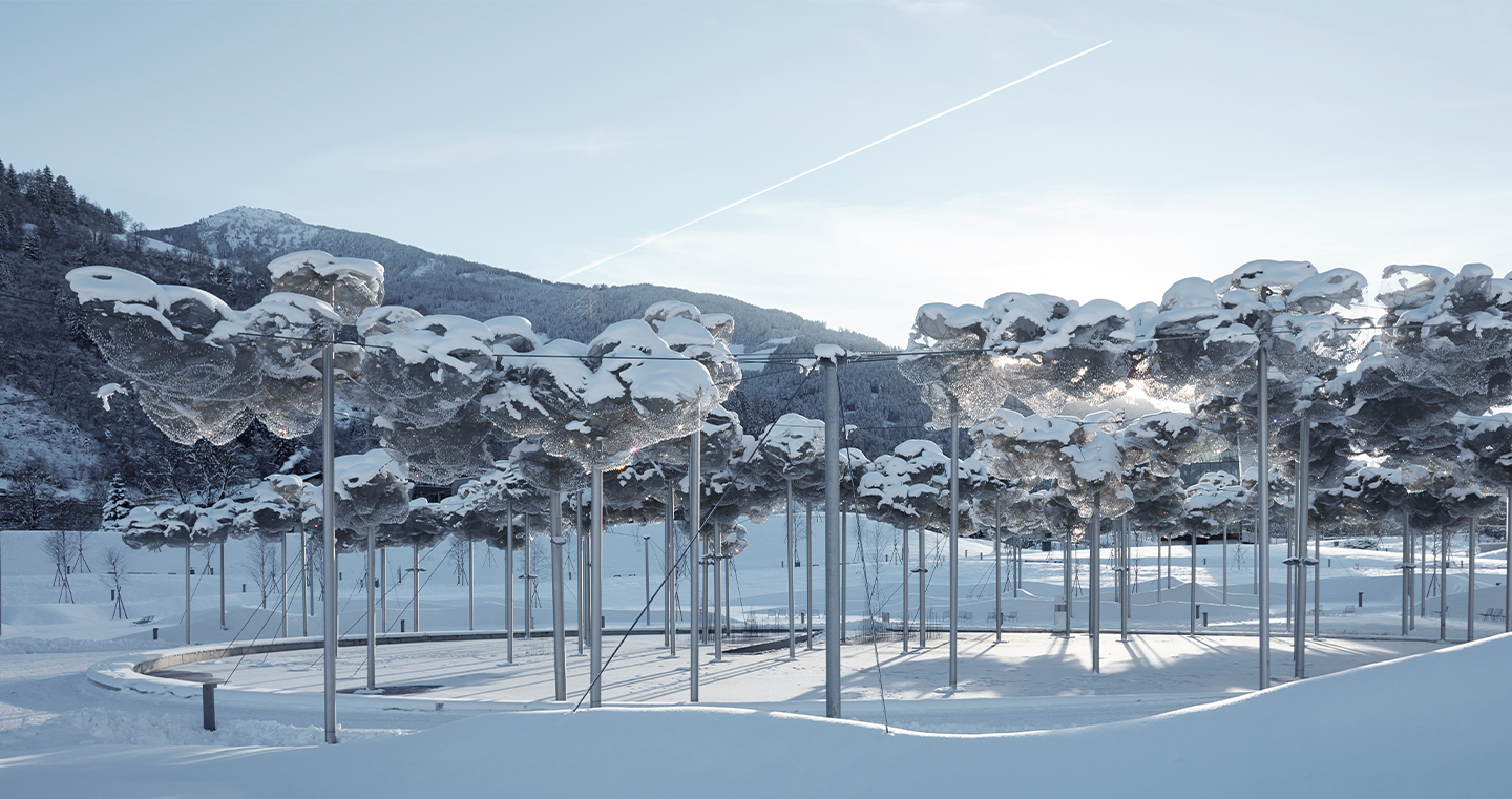 Die Kristallwolke im Park der Swarovski Kristallwelten, bedeckt von Schnee und Eis.