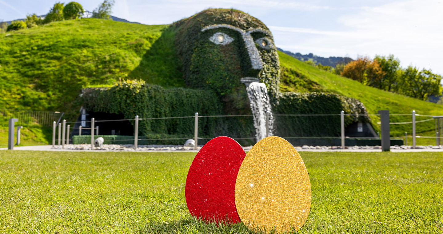 Ein kristallisiertes rotes und goldenes Osterei vor den Swarovski Kristallwelten.