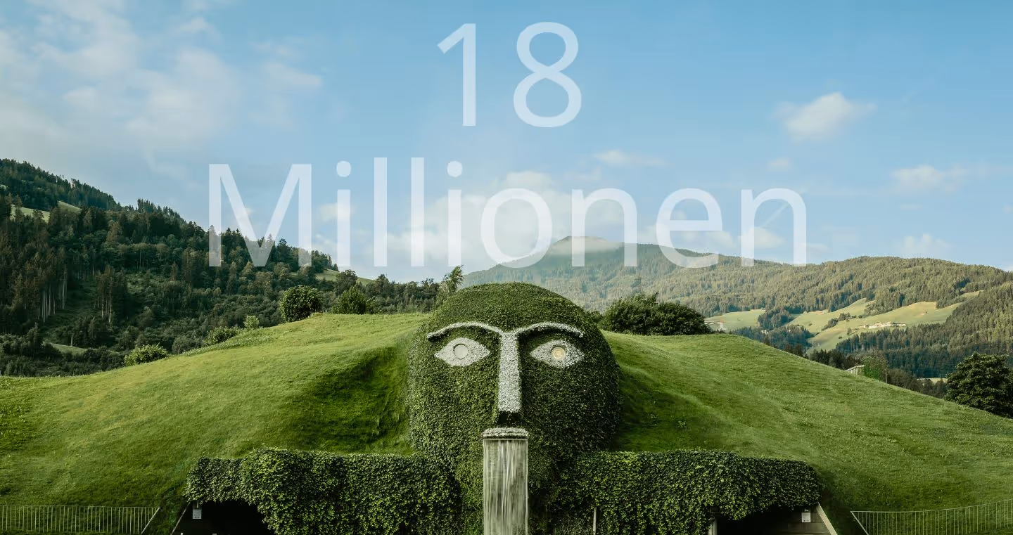 Der grüne Riese der Swarovski Kristallwelten und im Hintergrund die Aufschrift 18 Millionen. Werden Sie unser 18-millionster Gast? Jetzt Ticket kaufen!