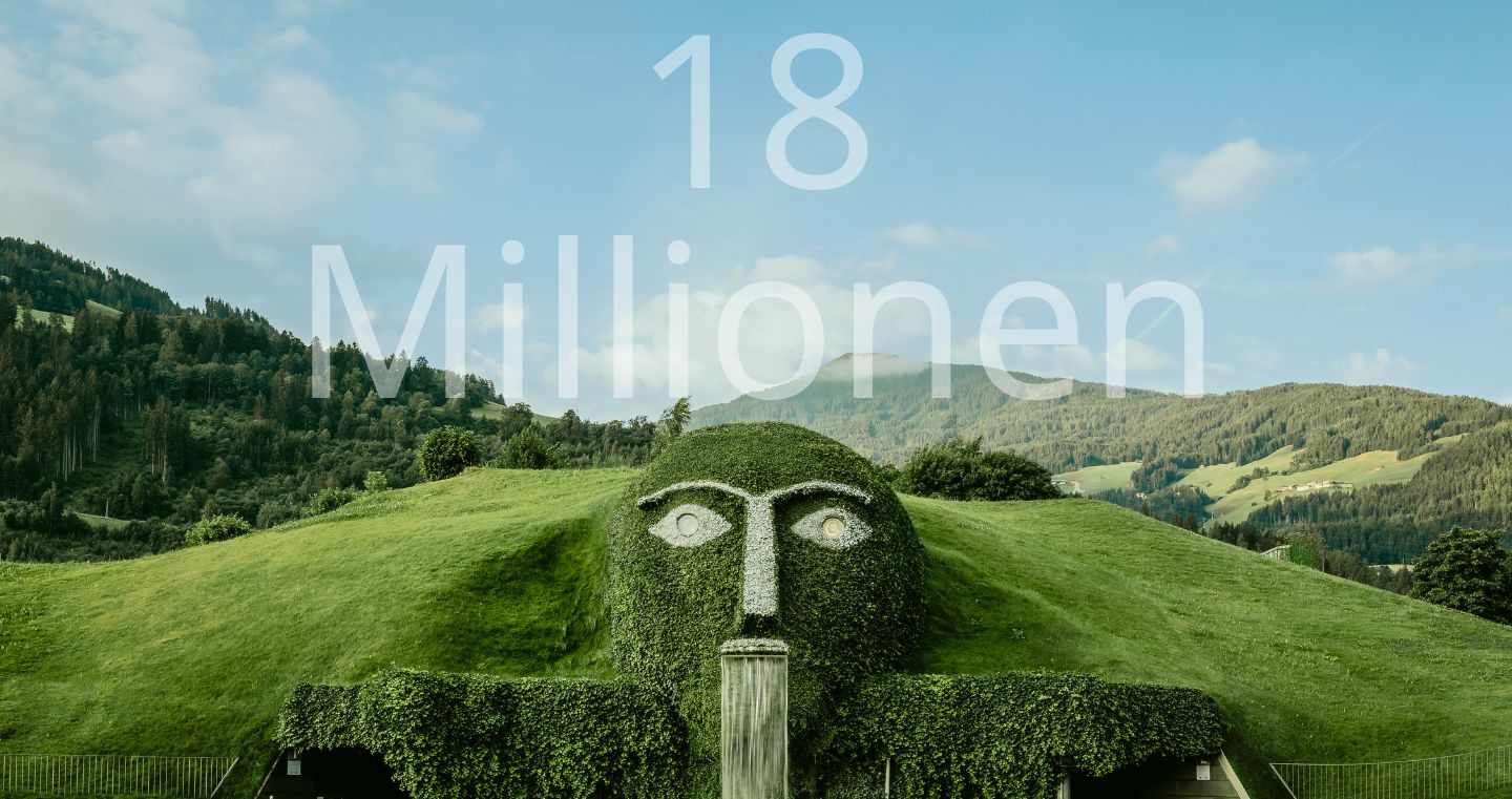 Der grüne Riese der Swarovski Kristallwelten und im Hintergrund die Aufschrift 18 Millionen. Werden Sie unser 18-millionster Gast? Jetzt Ticket kaufen!