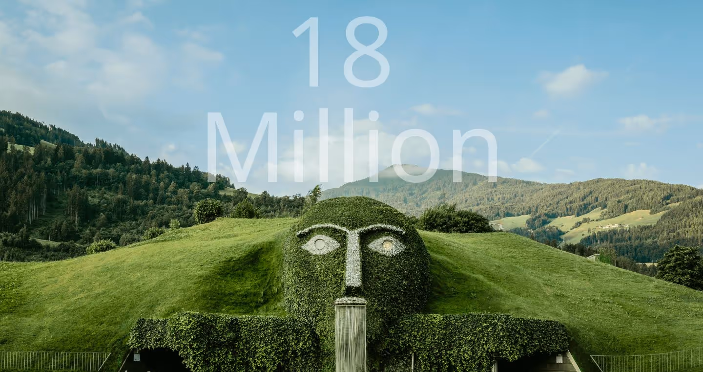 The green giant of the Swarovski Kristallwelten and the inscription 18 million in the background. Will you be our 18 millionth guest? Buy tickets now!