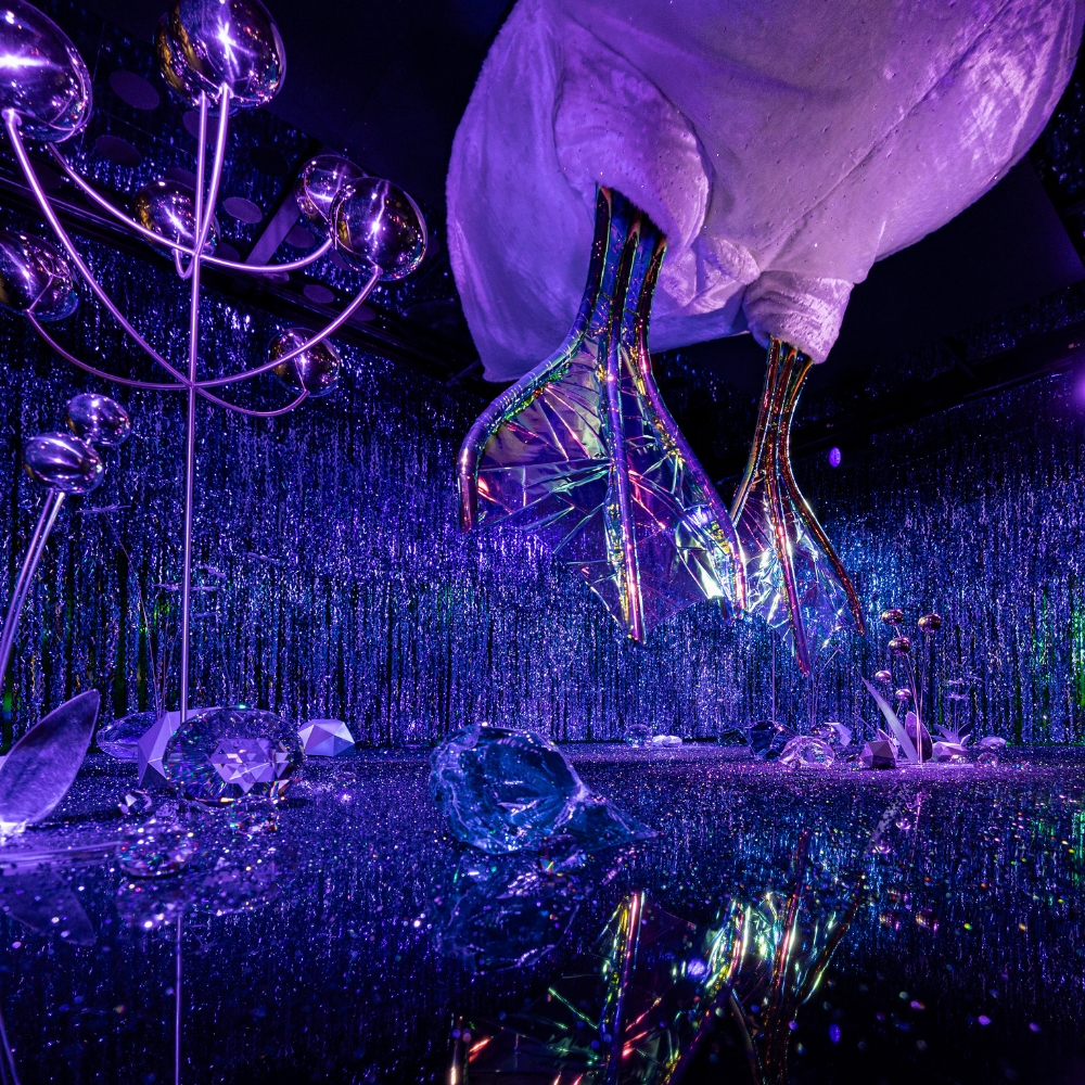 Im Swarovski Kristallwelten Store Wien an der Kärntner Straße schweben zwei Schwanenfüße im blauen Kristall-Look von der Decke des Schaufensters. Sie schwimmen langsam vorwärts und paddeln sanft durch das Wasser, ganz so als wäre der Schwan lebendig. 