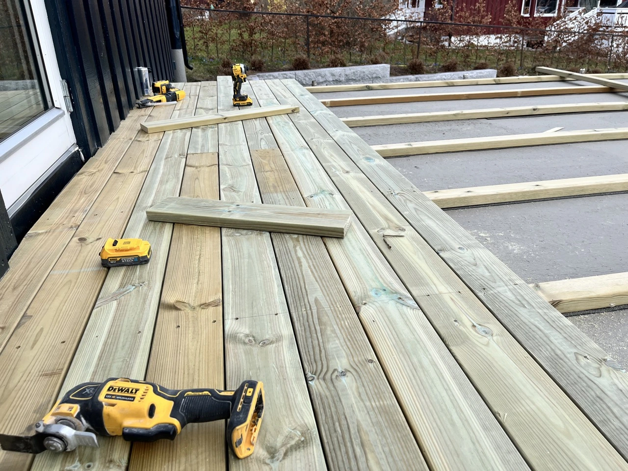snekker fra Alt Fikset AS legger første rekke terrassebord på garasjetak