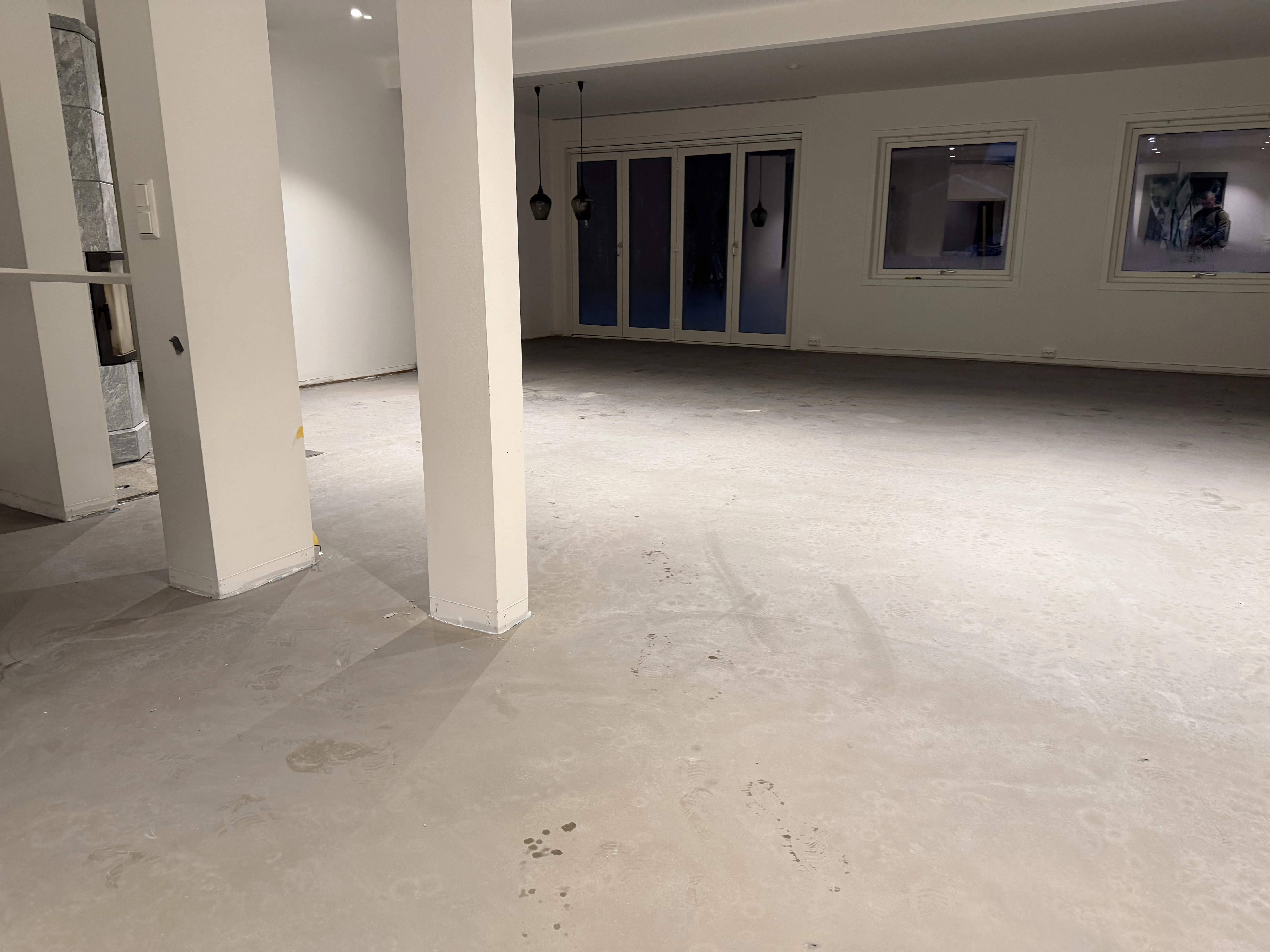 Ferdig avrettet gulv på tregulv i Asker – jevn overflate klargjort for videre gulvoppbygging (flis/limt parkett).