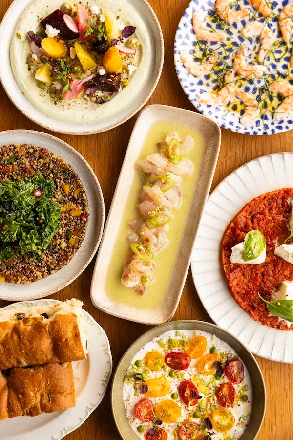 desserts gourmands dans notre restaurant : des fruits rouges et tartelette citron framboise