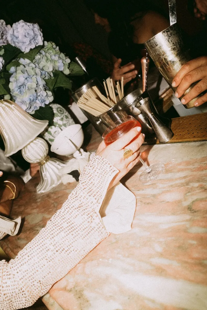 photo d'une femme prenant son verre lors de nos soirées dansante à paris