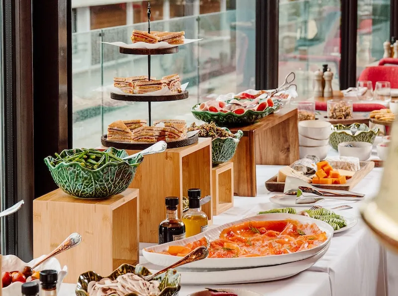 photo focus des branches d'olivers pour une ambiance méditerranéenne pour votre brunch en terrasse avec vue sur la seine