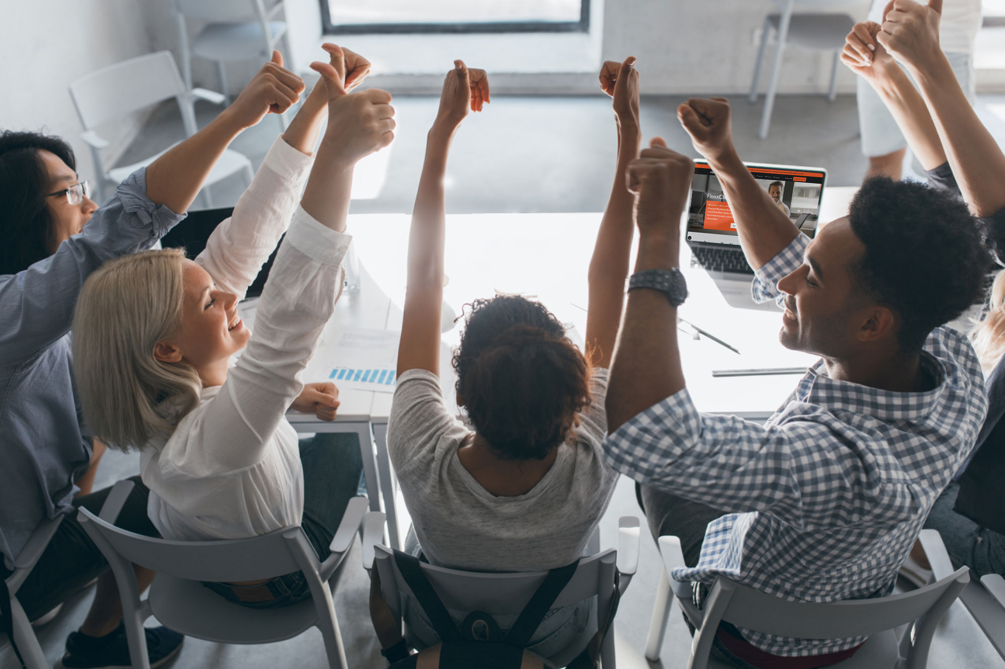 empleados trabajando y contentos