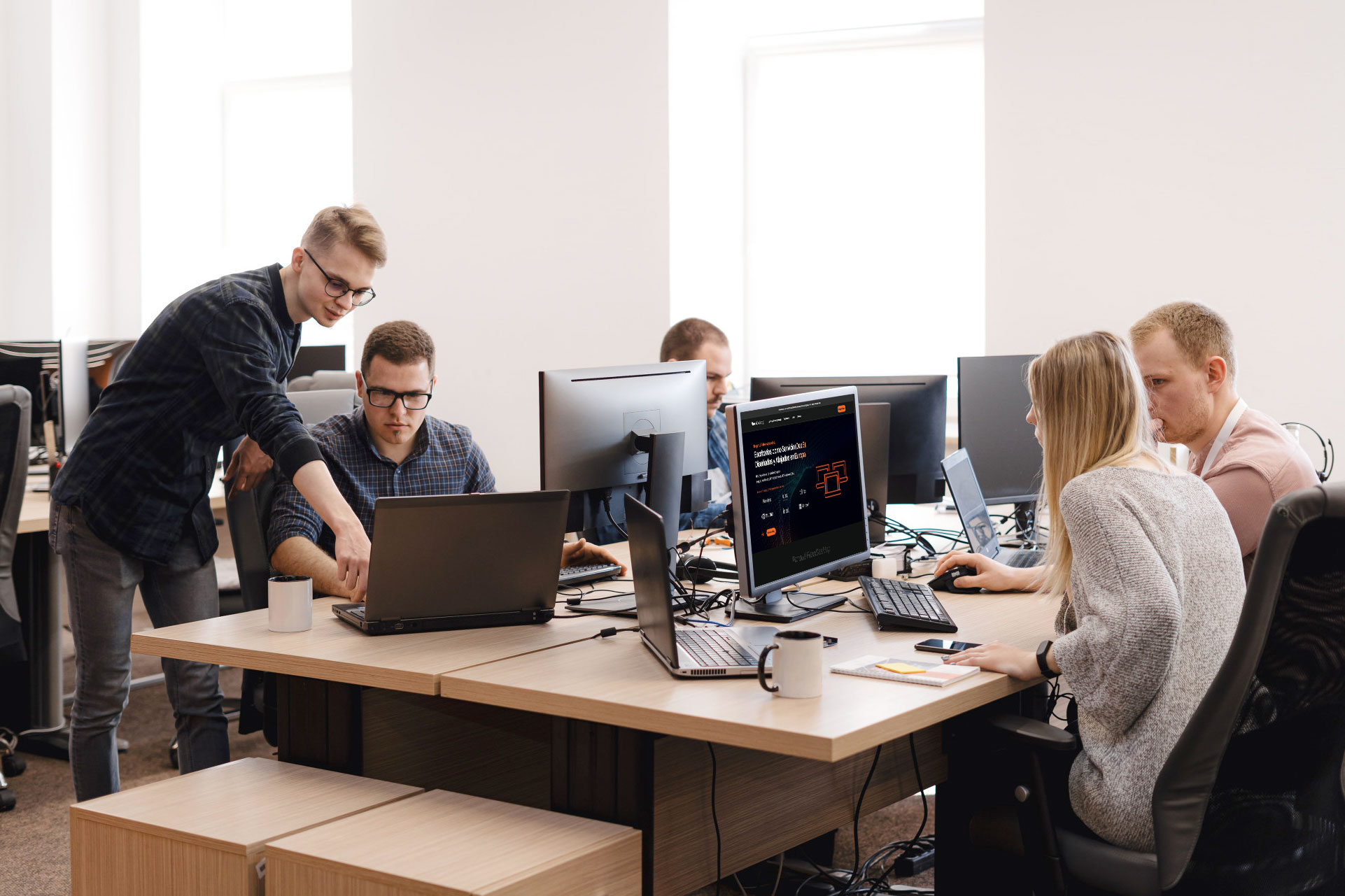 personas trabajando con ordenadores en sus escritorios