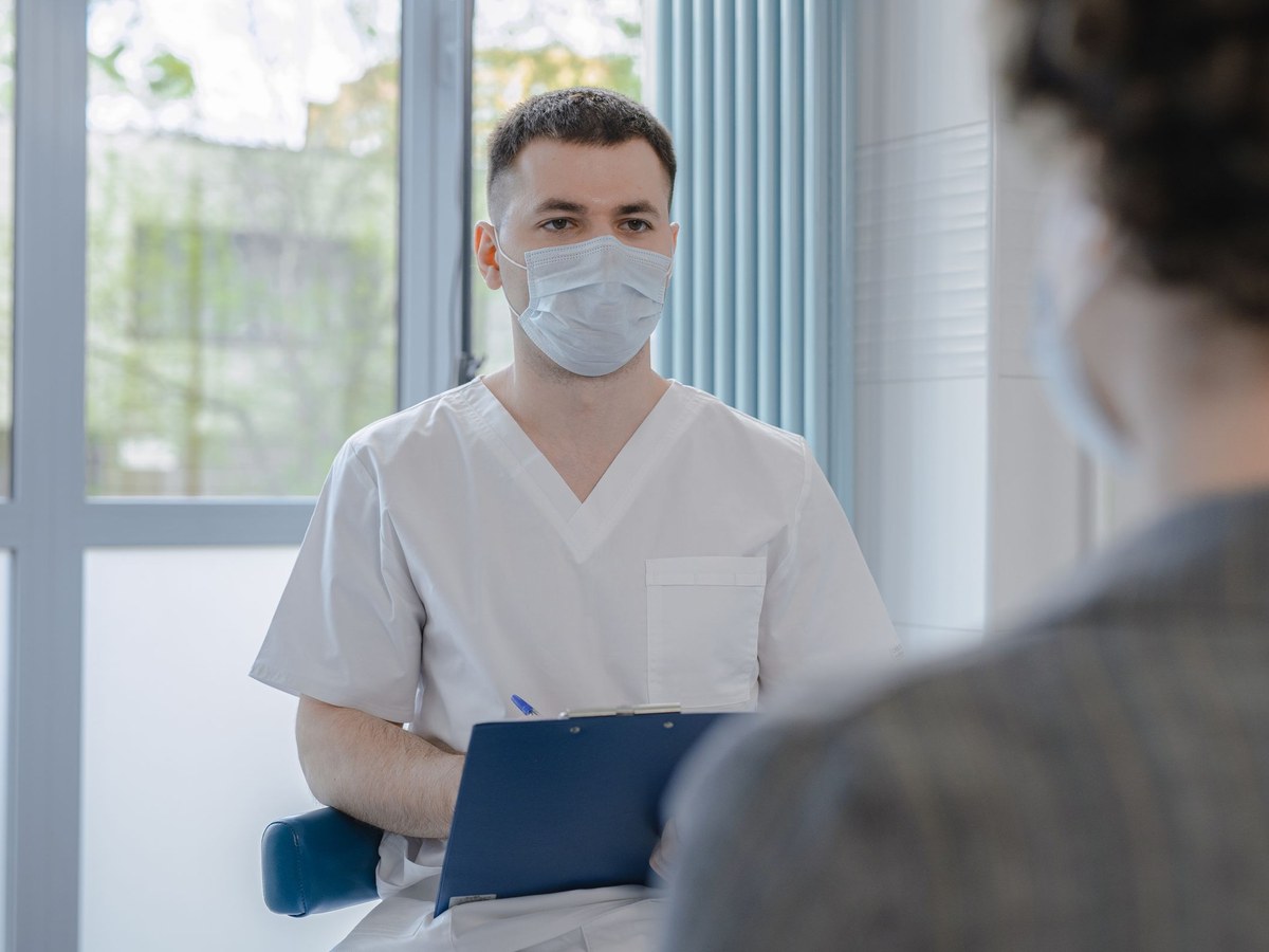 Consultation médicale, prise de notes, lumière douce