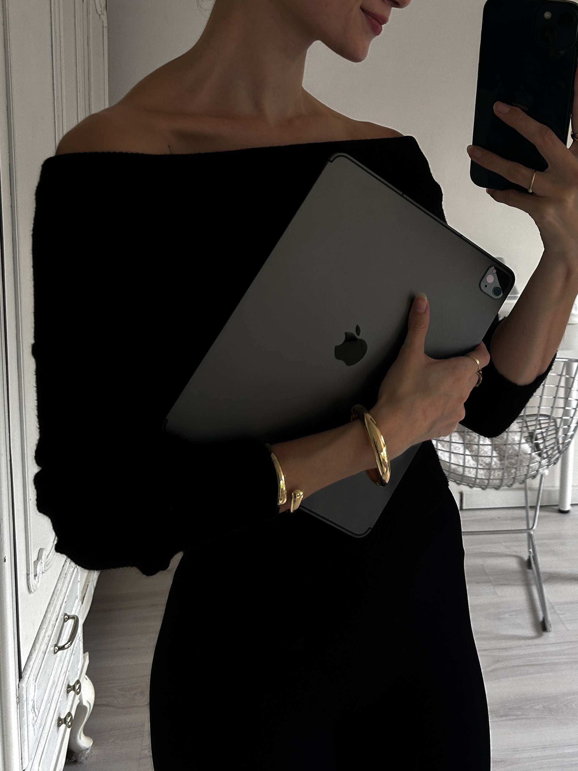 Eine Frau, die sich mit ihrem Smartphone beschäftigt, symbolisiert die zentrale Rolle von Social Media in modernen Freundschaften und die Frage, ob diese eher Segen oder Fluch sind.