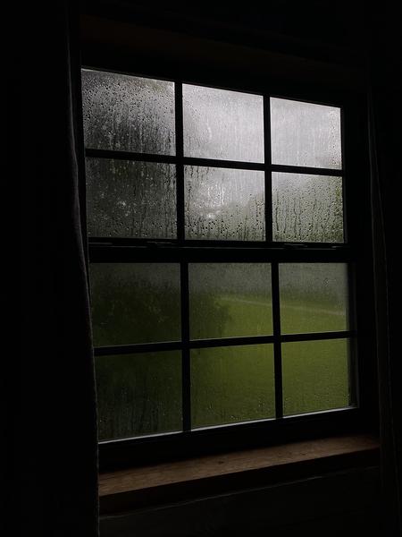 Nächtliche Aufnahme eines Fensters als Grenze zwischen innen und außen, symbolisch für das Bedürfnis, nach Hause zu kommen und die soziale Batterie wieder aufzuladen.