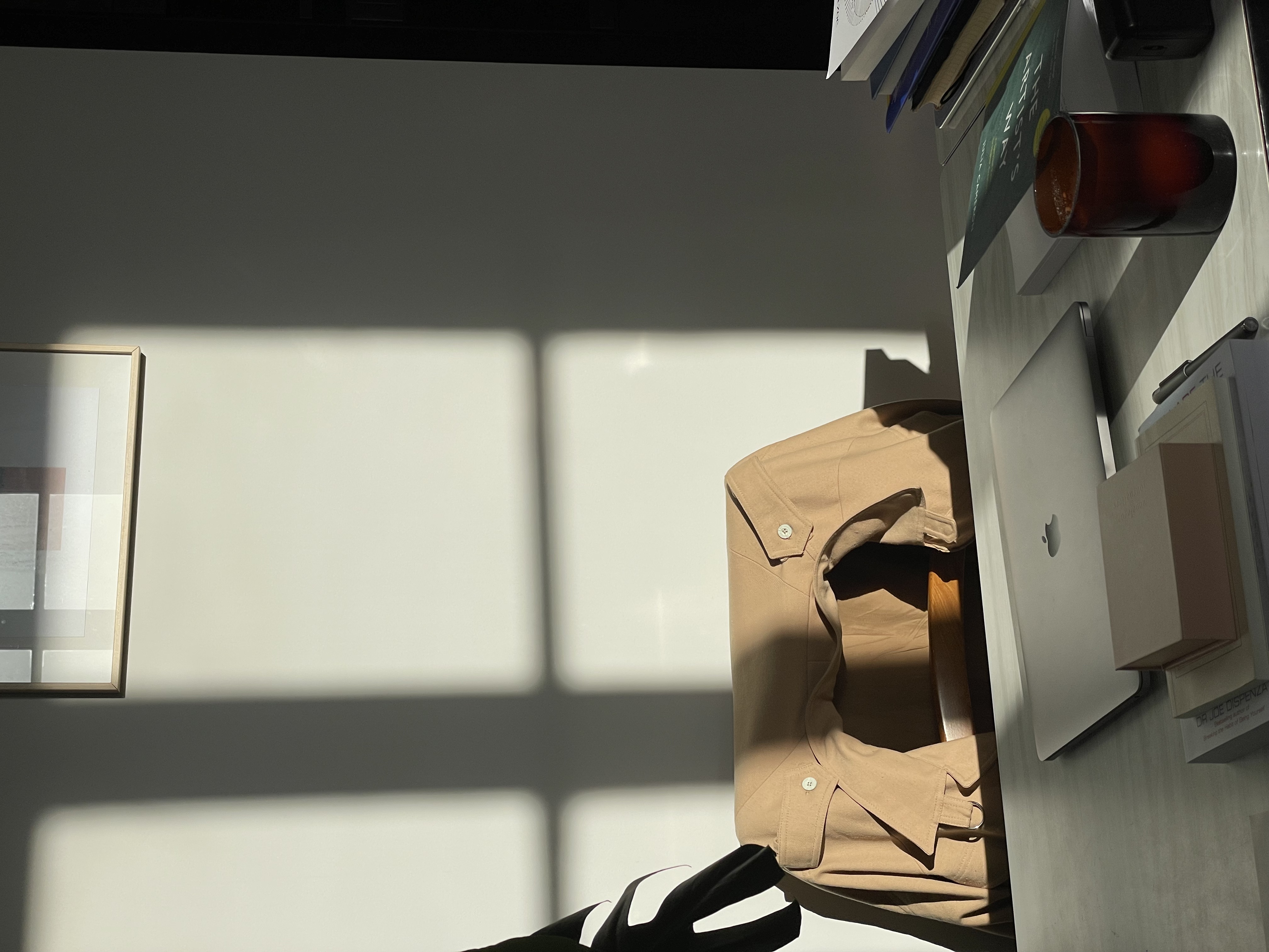 Illustration eines verlassenen Schreibtischs im Home-Office mit leerem Stuhl und Laptop – ein Symbolbild für Einsamkeit und Isolation bei der Remote-Arbeit.