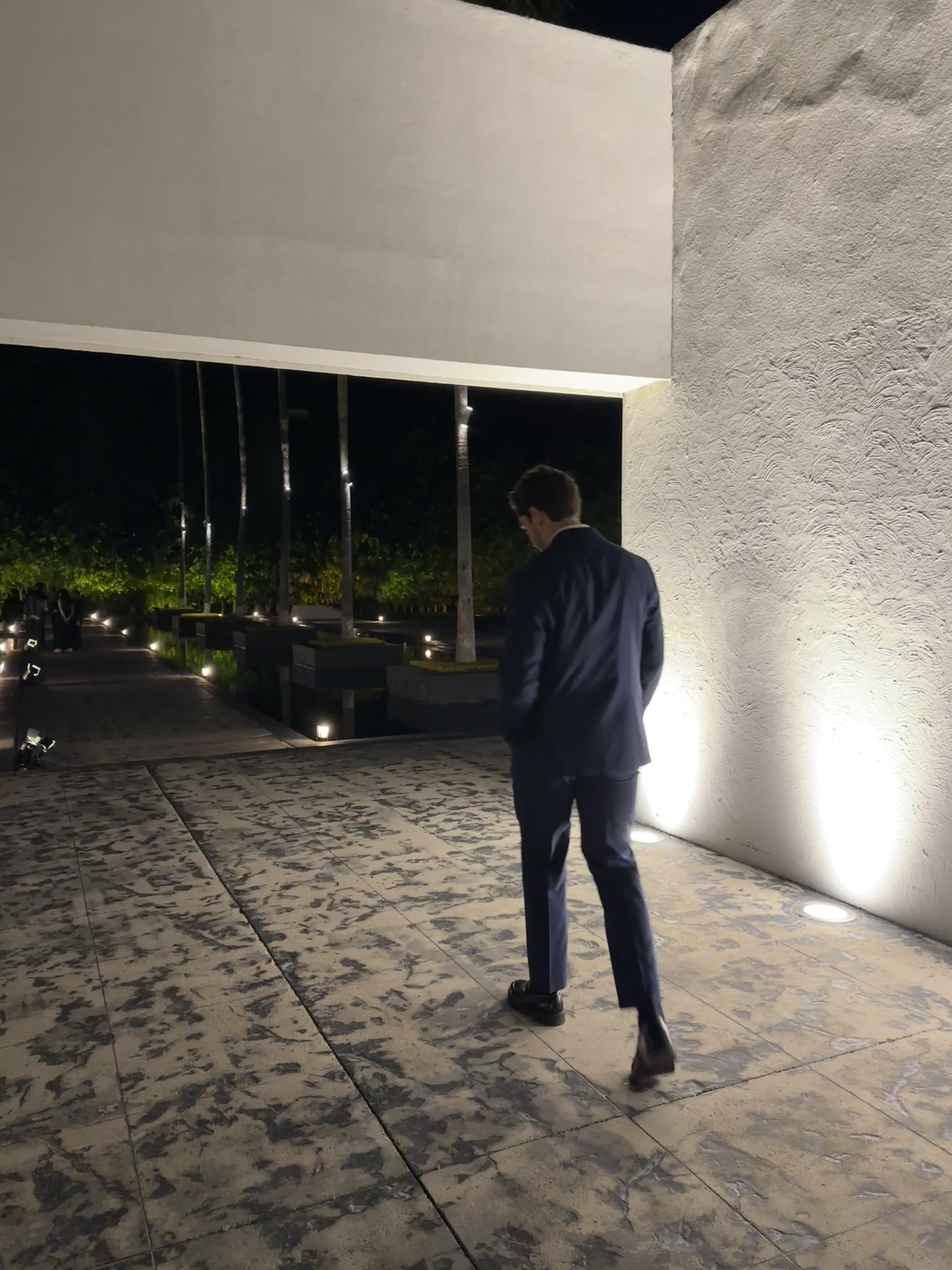 Symbolbild für Einsamkeit und Abschied: Ein Mann läuft nachts allein eine Straße entlang – Visualisierung der stillen Trauer, wenn man eine Freundschaft beenden muss.