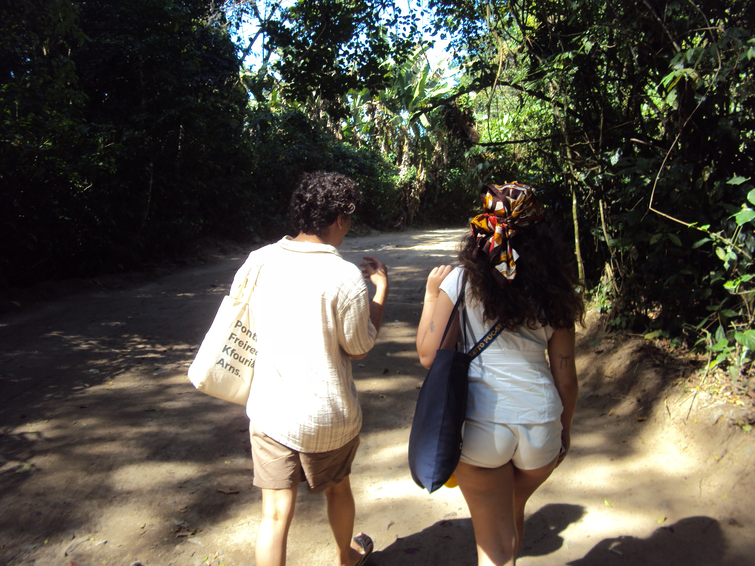 Zwei Menschen von hinten, die zusammen spazieren gehen, als Symbol für den Weg zu einer neuen Freundschaft und Verbundenheit.