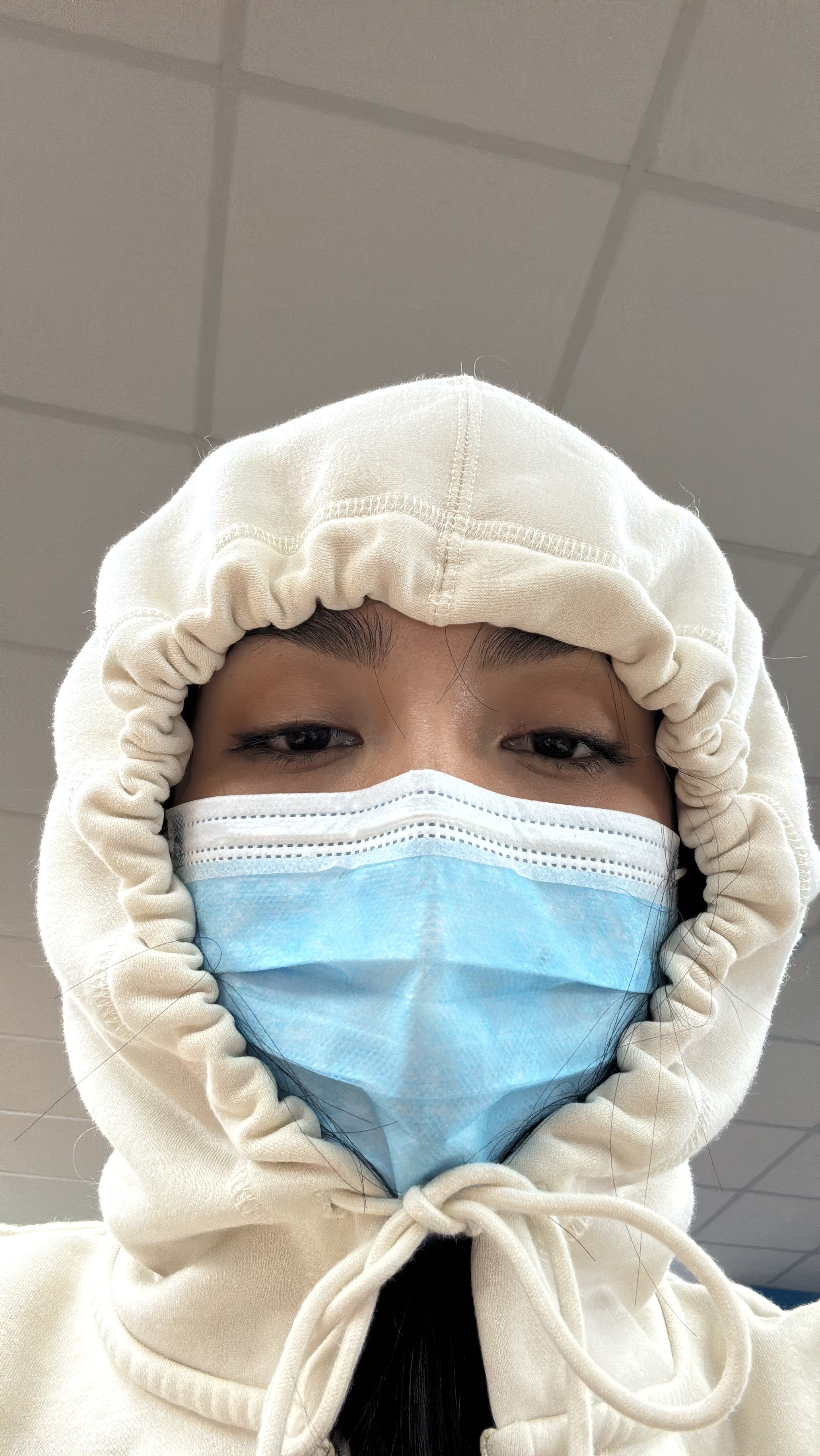 Symbolbild aus der Pandemie-Zeit: Eine Person trägt einen Mund-Nasen-Schutz – eine visuelle Erinnerung an die Phase der sozialen Distanzierung, in der sich die heute noch messbare Einsamkeit für viele verfestigte.